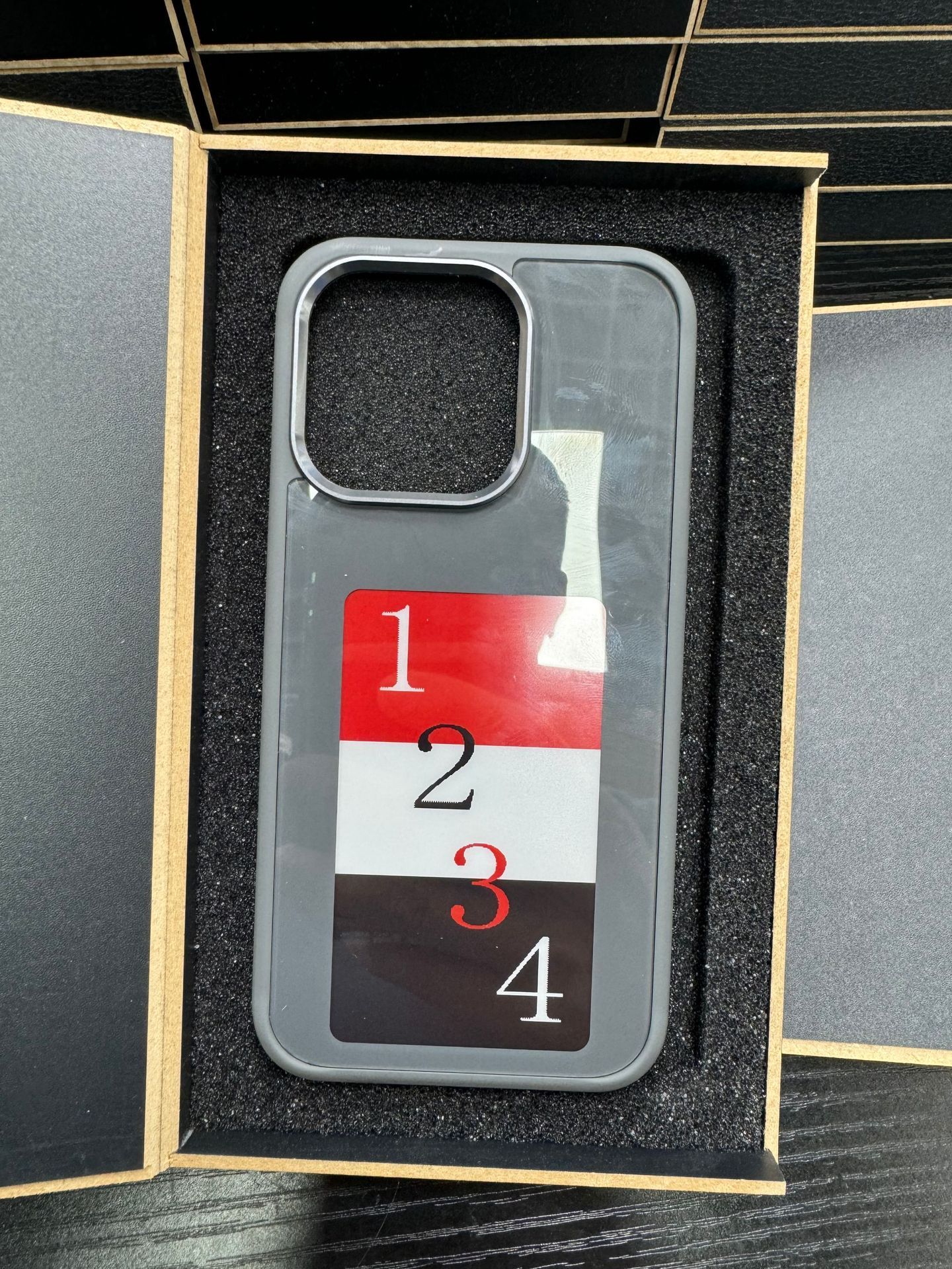 E-ink Phone Cover For Unlimited & Personalized Screen Projection - Image 8